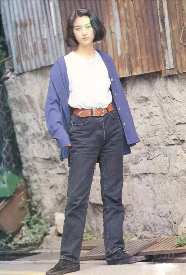 热巴被P成90年代港星更美了!“大一号”外套、衬衫、牛仔裤…最Chic的是这几件!