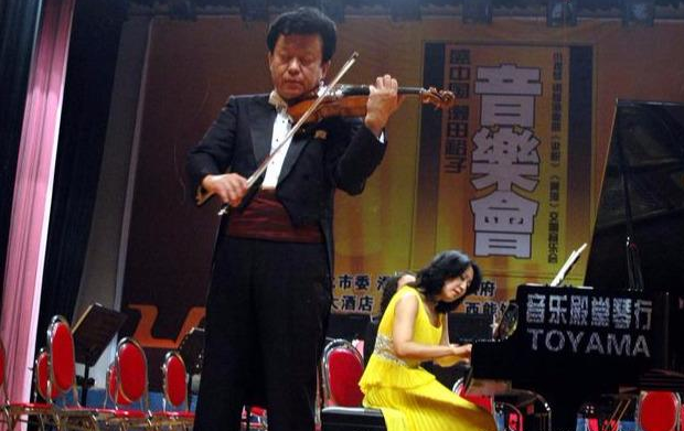 77岁著名小提琴家盛中国去世,他与小20岁日本