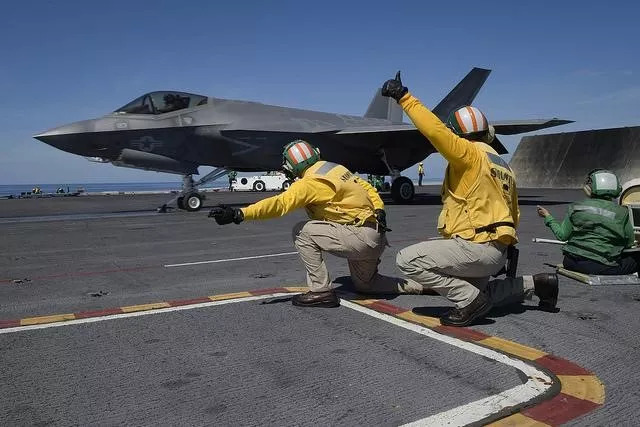 F-35C在航母上进行第一阶段作战测试 明年具备初始战力