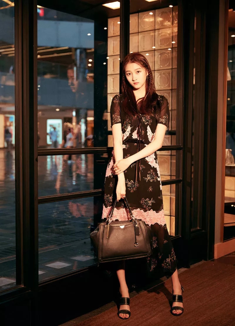 鹿晗零点曝照为关晓彤庆生,手上的戒指很有心