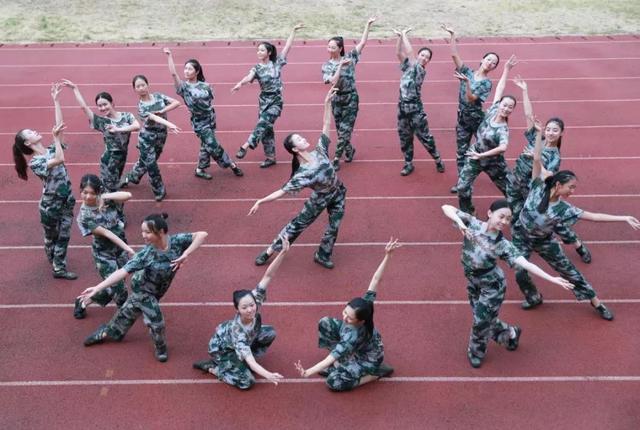 军训版芳华,舞蹈生随便出手就这么美