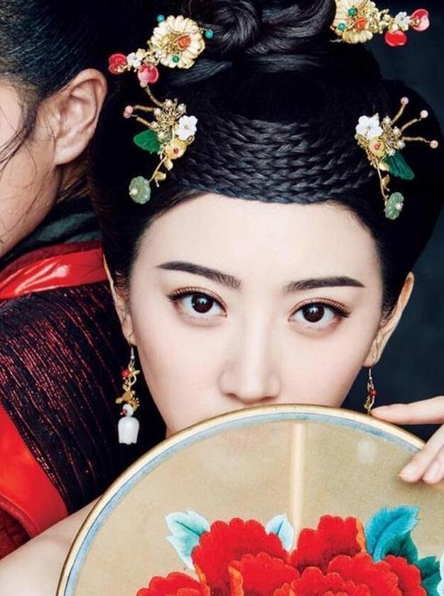 戚薇整容后眼睛浮肿,热巴许魏洲的宽双眼皮,化