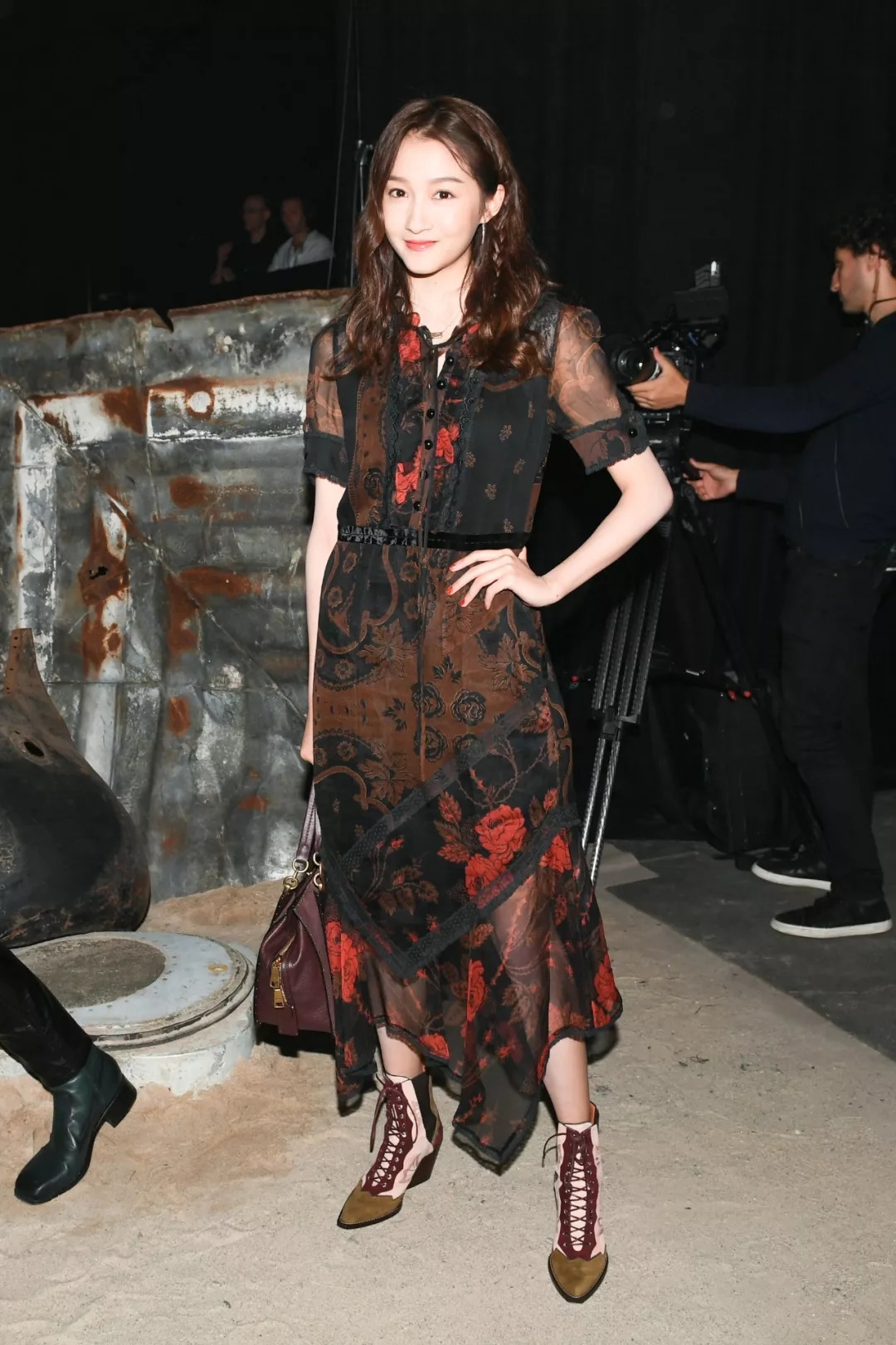 鹿晗零点曝照为关晓彤庆生,手上的戒指很有心