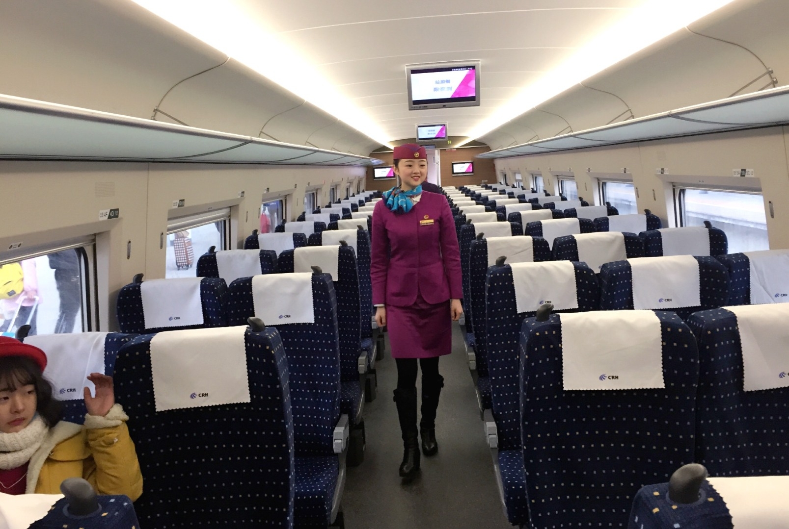 高铁又现“霸座女”强占靠窗座位:座位上又没标号