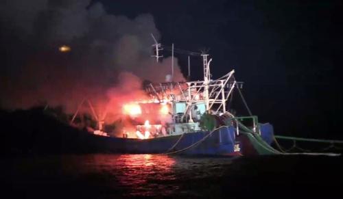 中国渔船发生火灾。（图片来源：群山海洋警察署提供）