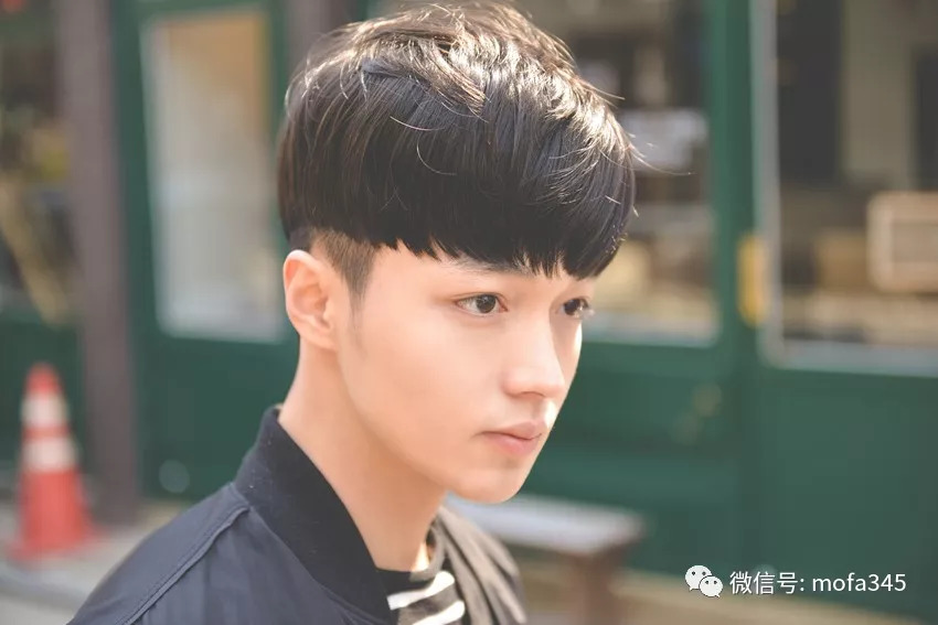 男生头发两侧内掏空发型设计,微卷锅盖头帅爆