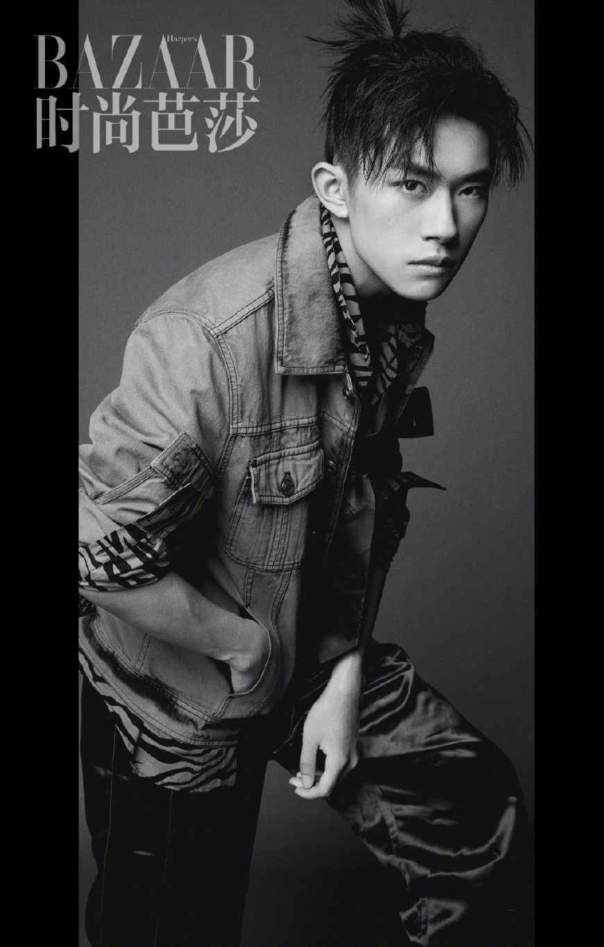 易烊千玺登《时尚芭莎》十月封面大片，展现17岁少年的硬朗气质