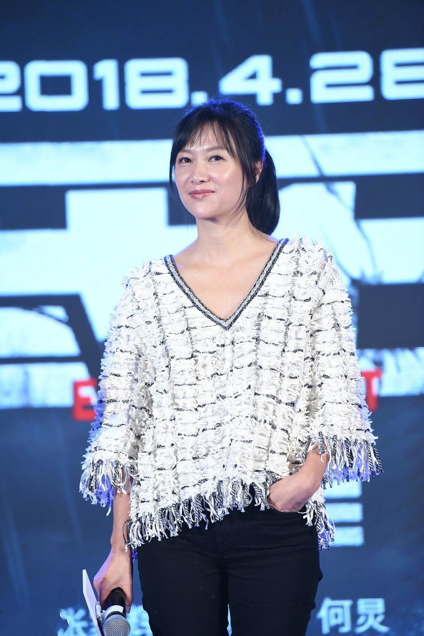 徐静蕾新剧发布，清新连衣裙，年轻20岁!