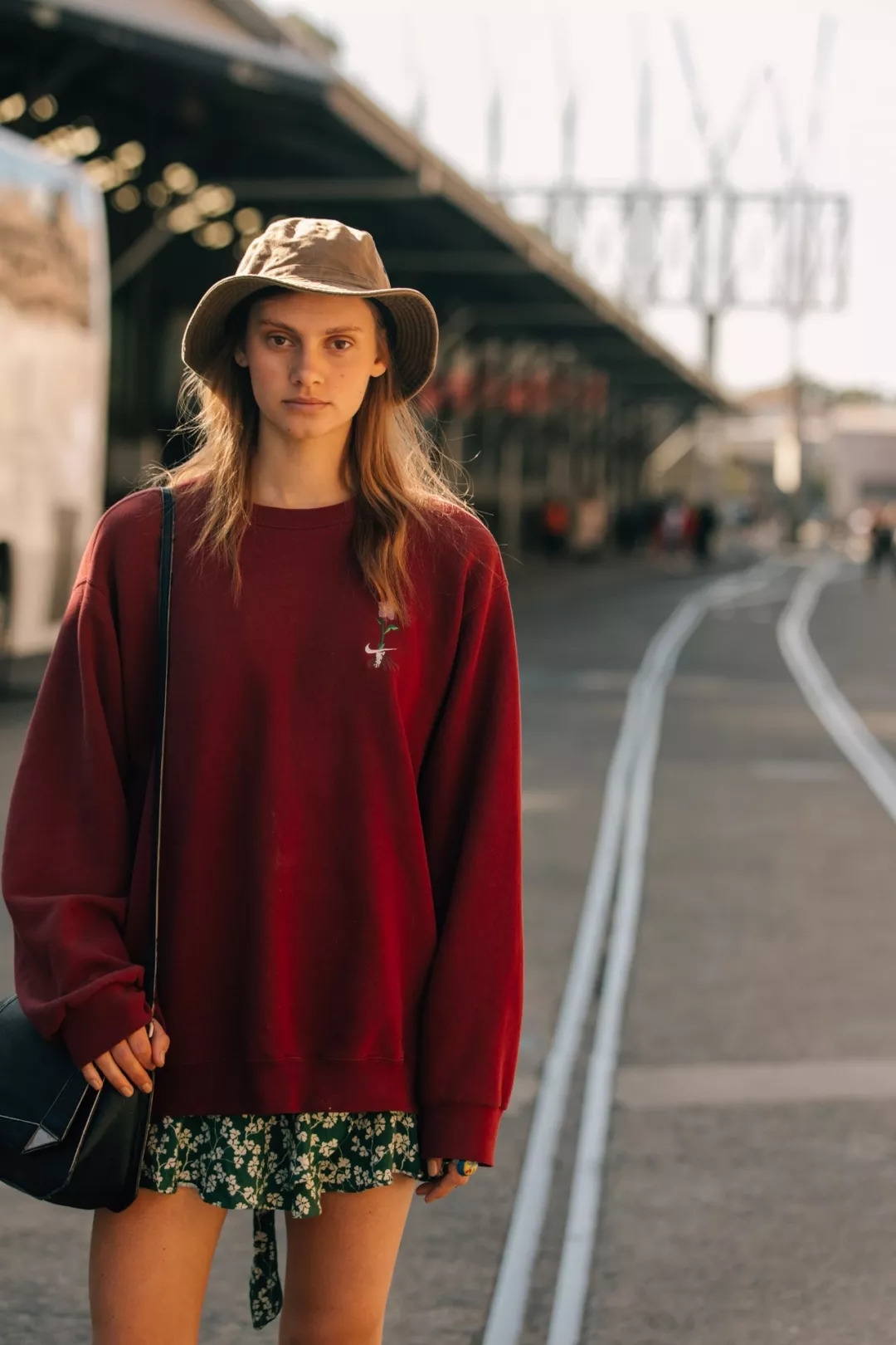 卫衣如何搭配好看?卫衣搭配什么裙子好看?