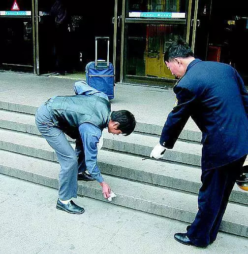 如何不让随地吐痰刺激国人神经?无需警察,用这