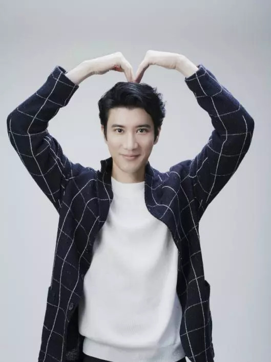 王力宏喜提三胎，一年狂赚4.6亿，却一件衣服穿10年，抠出来的钱都去哪了?