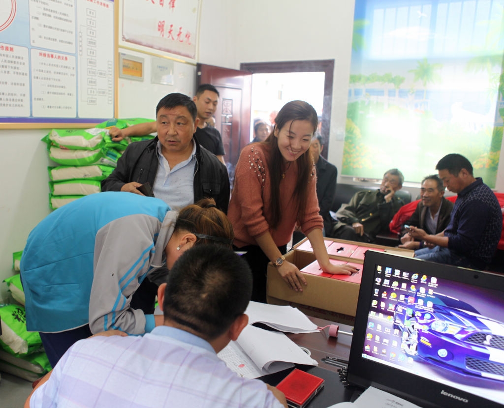 农行安康分行深入帮扶村开展迎中秋庆国庆送