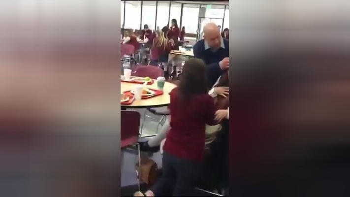 美国学校惨案—饮水机被人下泻药，卫生间超负荷，中毒者随地放花