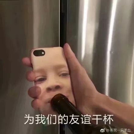 还有最近seventeen出的表情包手机壳,超大的冷漠脸,笑到窒息.