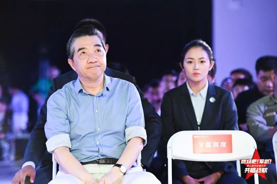保镖军事学院美女太湖赶赴,张召忠护驾的这个美女嘉年华可图片