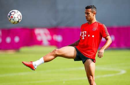 图片报:蒂亚戈可出战沙尔克,阿拉巴缺席训练_