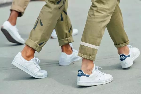 卡其色裤子配什么颜色鞋子?这几双穿出型男气质