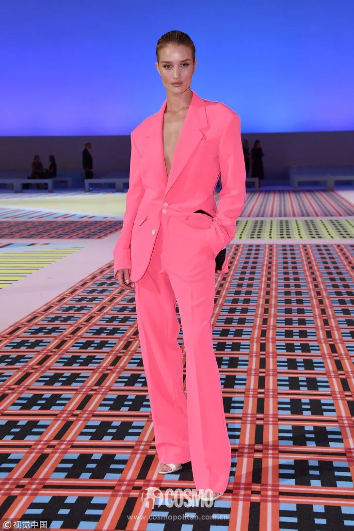 "变3女郎"rosie huntington-whiteley身着亮粉色西服套装亮相秀场