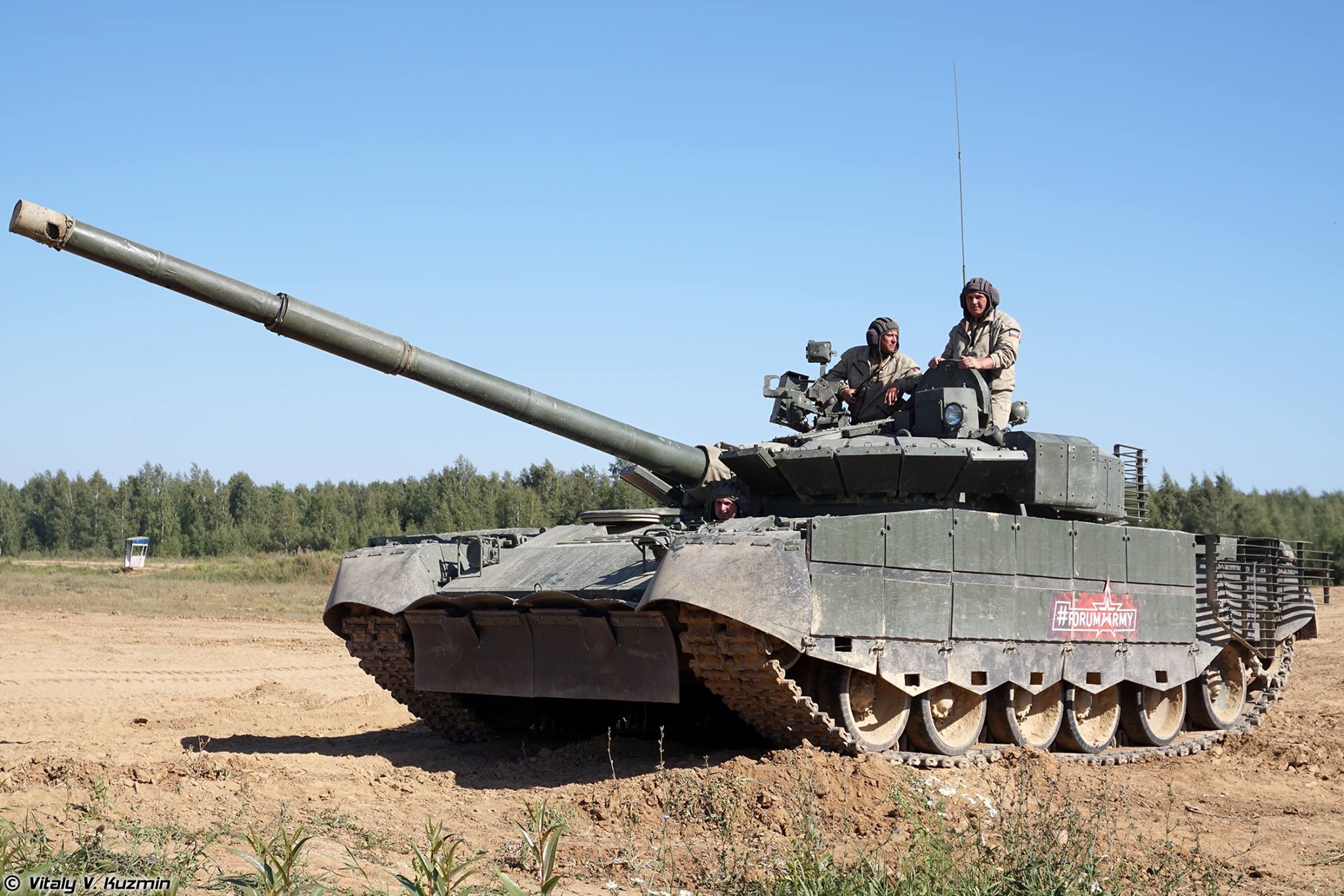 解放军99式坦克从俄老坦克面前经过，俄军心情复杂
