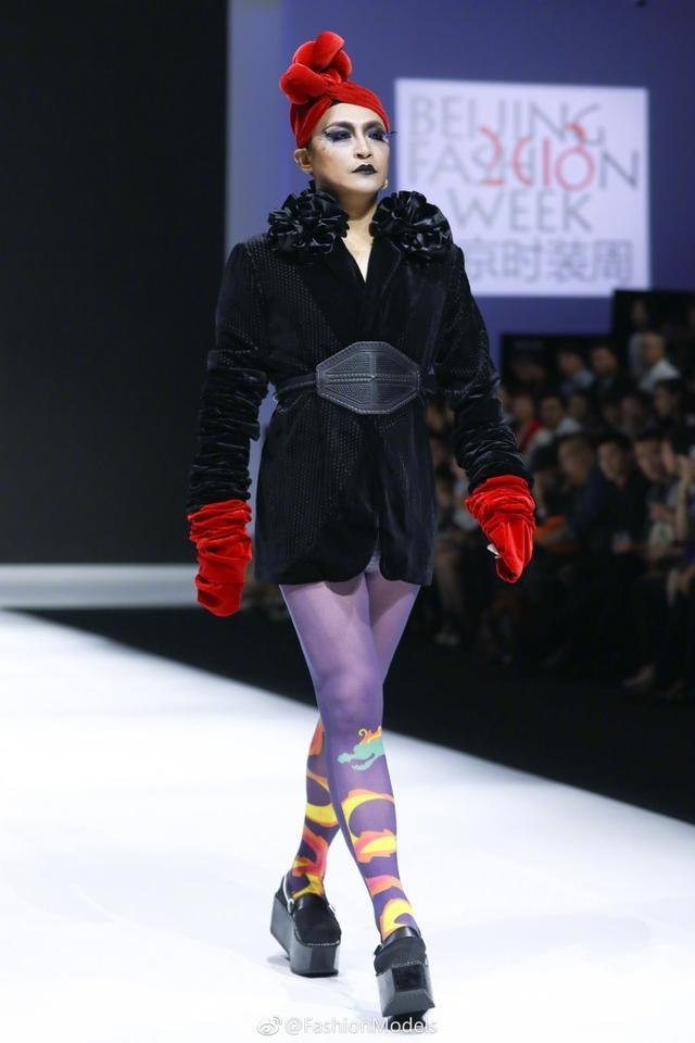 47岁陈志朋T台走秀造型浮夸,不慎摔倒高跟鞋甩