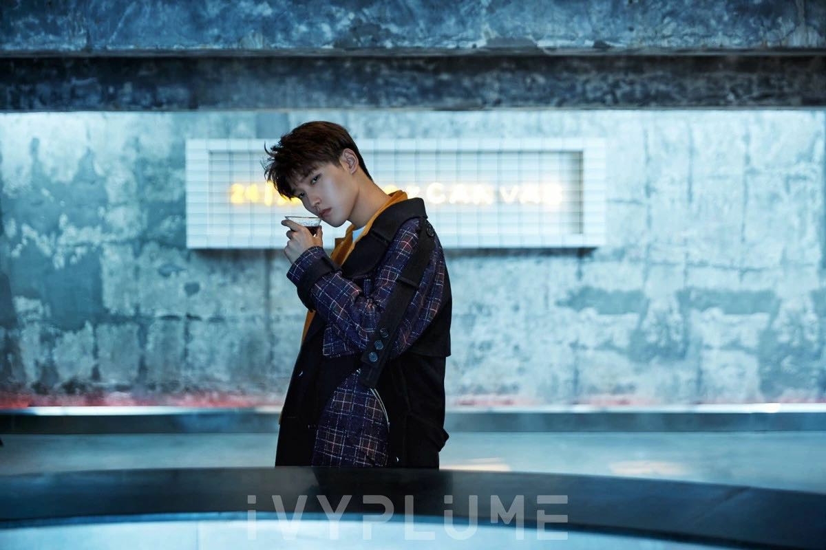 邢昭林街拍玩转多面风格 散发高冷魅力