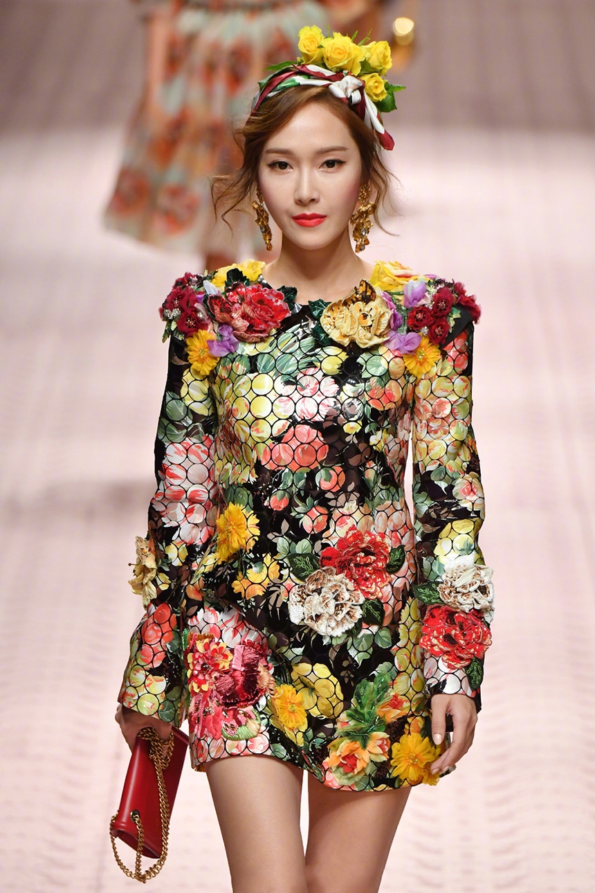 米兰时装周,迪丽热巴、Mai中泰小花T台比秀,还