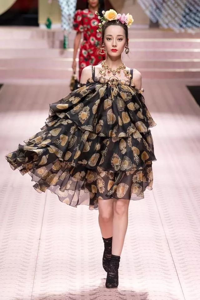 迪丽热巴走秀妆容老20岁,被网友嘲讽,和超模差