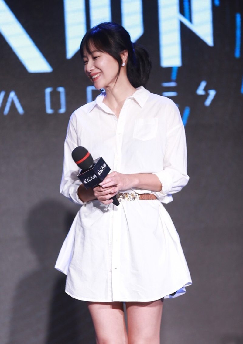 44岁徐静蕾有多会穿?紫色衬衫裙还不够，还配了条腰带显高显瘦