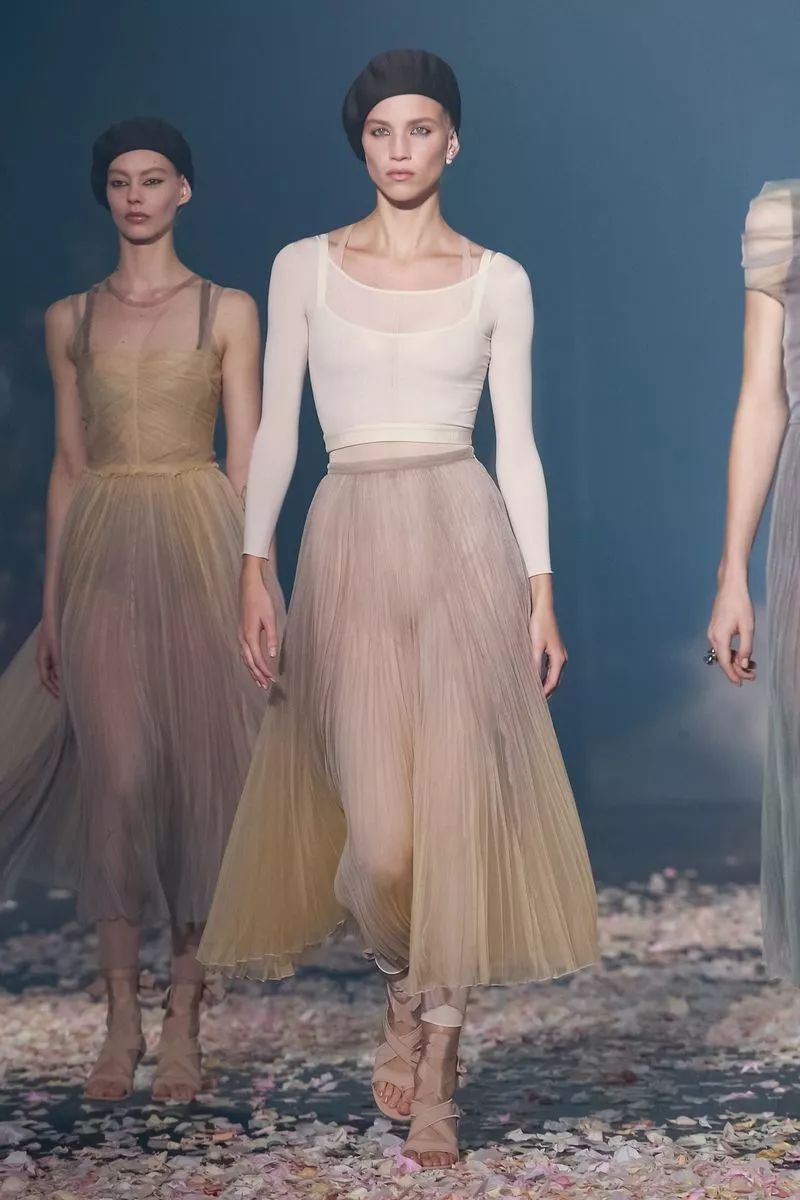 巴黎时装周开幕:Gucci 致敬法国，Dior 展示舞者精神
