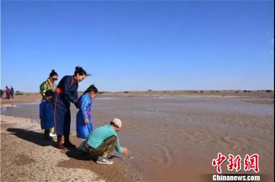 内蒙古干涸6个世纪的黑城古河道重现碧波