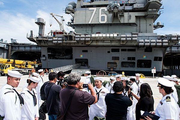 美海军“里根”号航母编队抵达关岛进行港口访问