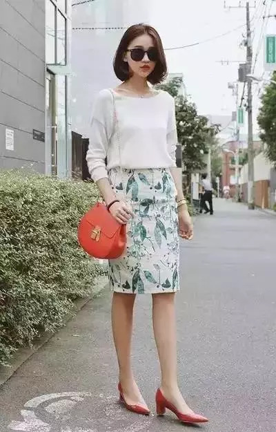 搭配要点:白色针织衫 印花包臀裙 红包 红鞋.