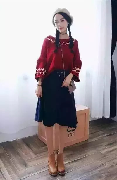 搭配要点:酒红色宽松针织衫 牛仔裙 踝靴