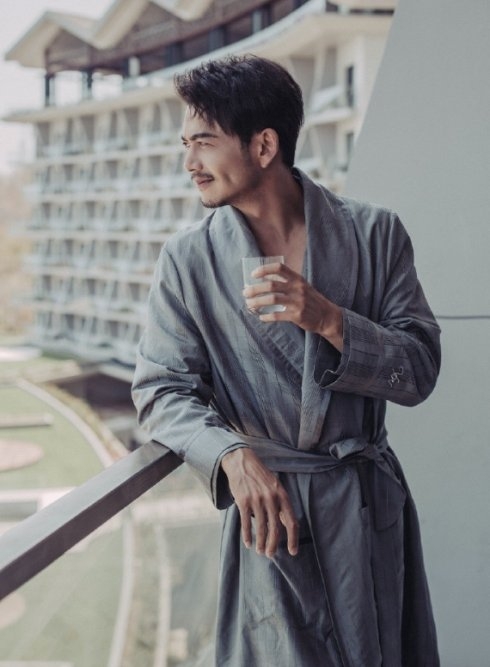 杨烁王黎雯大婚!新郎接亲前穿浴袍喝水照曝光帅出新高度