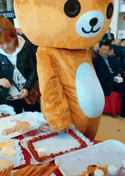 搞笑gif动图:我说这两天怎么老是丢东西,原来是你干的