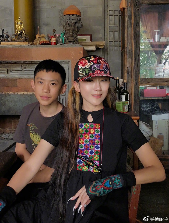杨丽萍今年已经59岁了,照片中的她皮肤光滑如水,像是剥了壳的鸡蛋一样