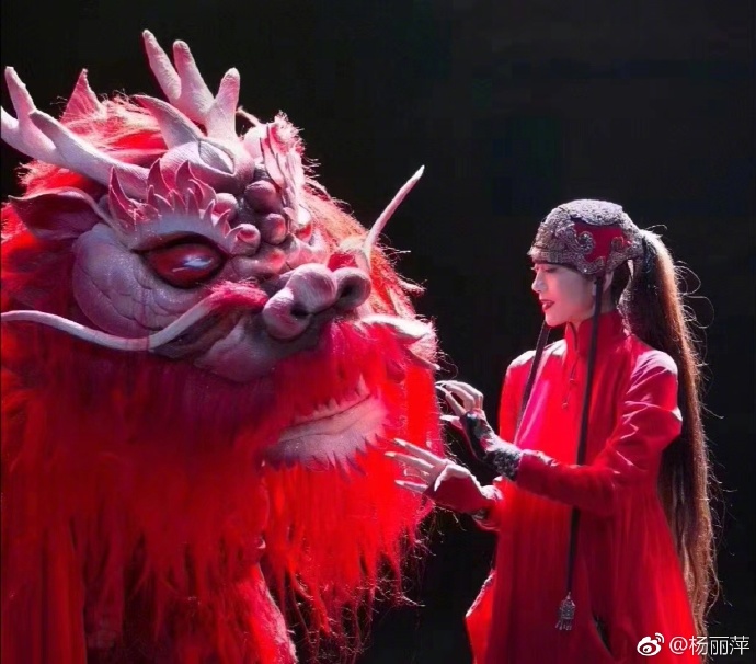 杨丽萍中秋拄拐回乡仙气飘飘像18岁少女,网友:黑山老妖的即视感