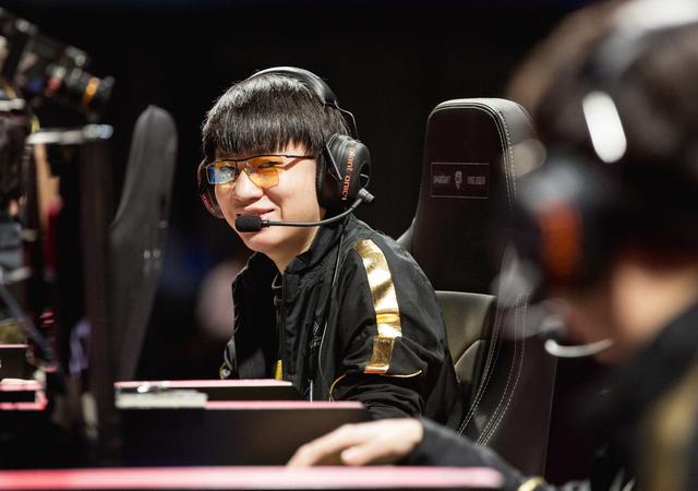 小虎直播吐槽:RNG法定假日都不放假