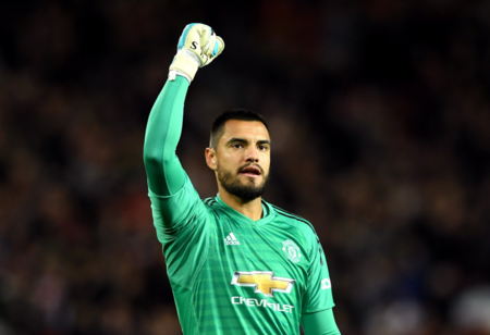 GIF:罗梅罗禁区外故意手球被罚下