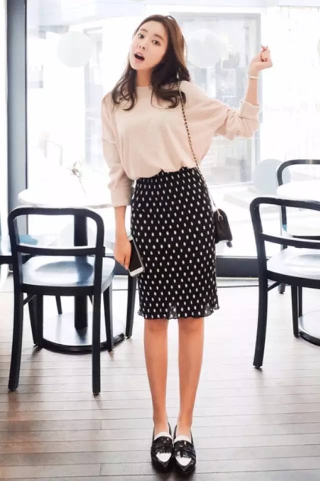 只要你有连衣裙、薄风衣，随便就有20套时尚look