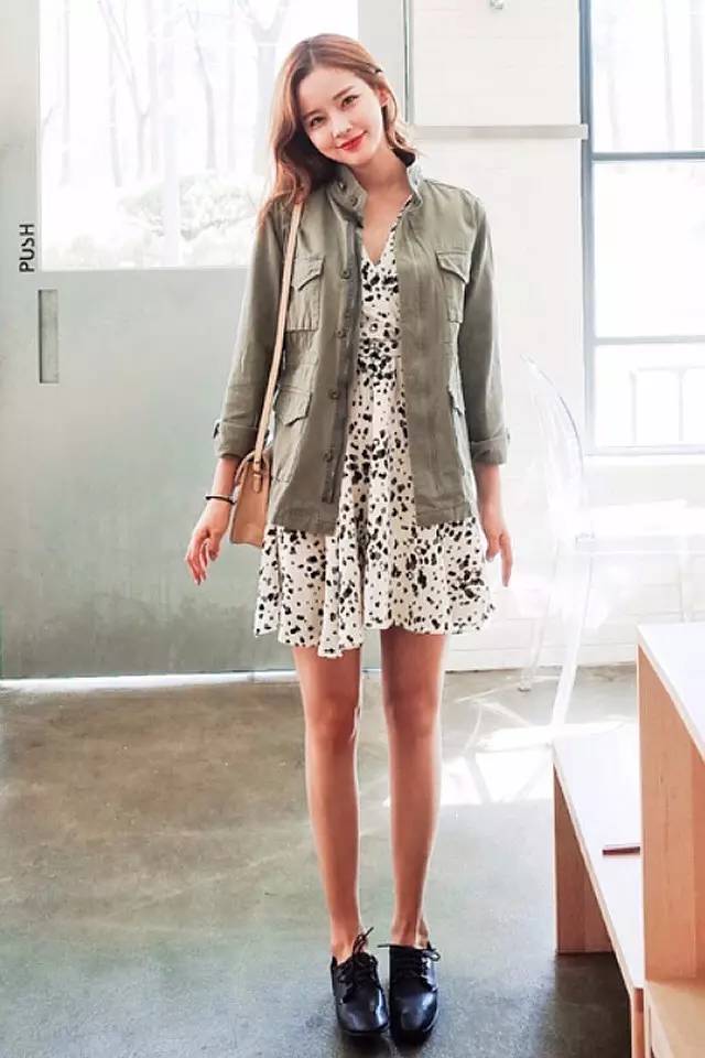 只要你有连衣裙、薄风衣，随便就有20套时尚look