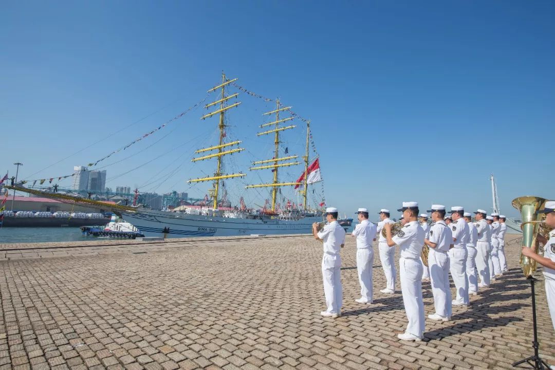 印尼海军风帆训练舰访问青岛 举行招待会和甲板表演