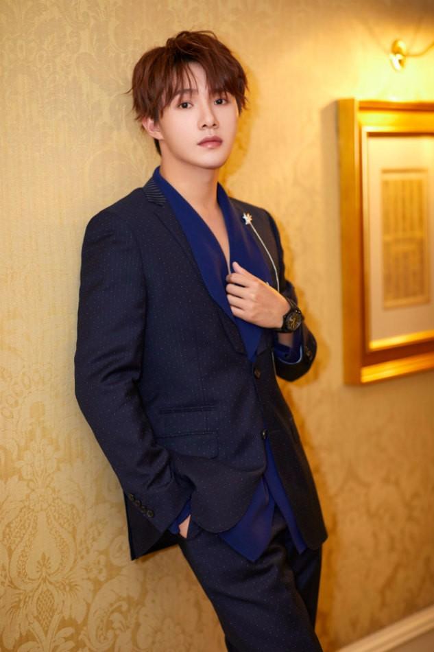 黄圣池出席芭莎珠宝活动 “心间飞燕”尽显绅士优雅