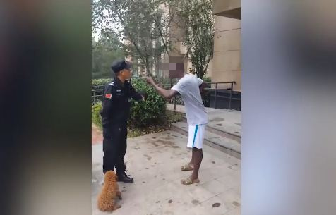 保安制止黑人虐狗反被拘？青岛警方回应