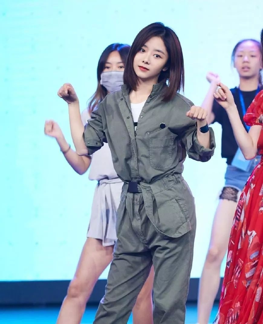 谭松韵波波头造型真减龄!28岁秒变成18岁