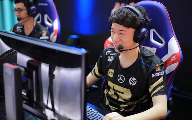 小虎直播吐槽:RNG法定假日都不放假