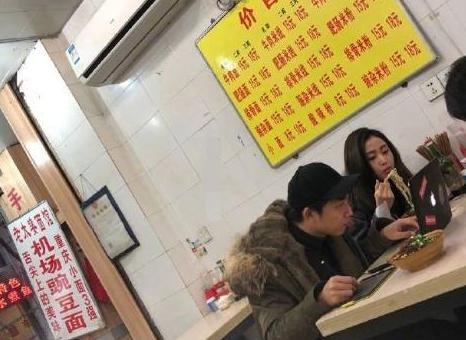 娱乐圈接地气的明星：杨洋吃拉面宋祖儿做菜，网友：张天爱亮了