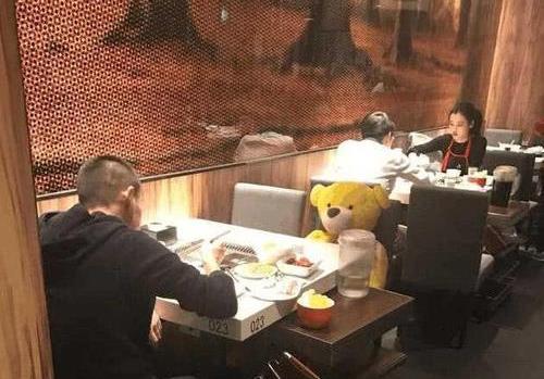 实拍一个人去吃海底捞到底是什么体验?网友吐