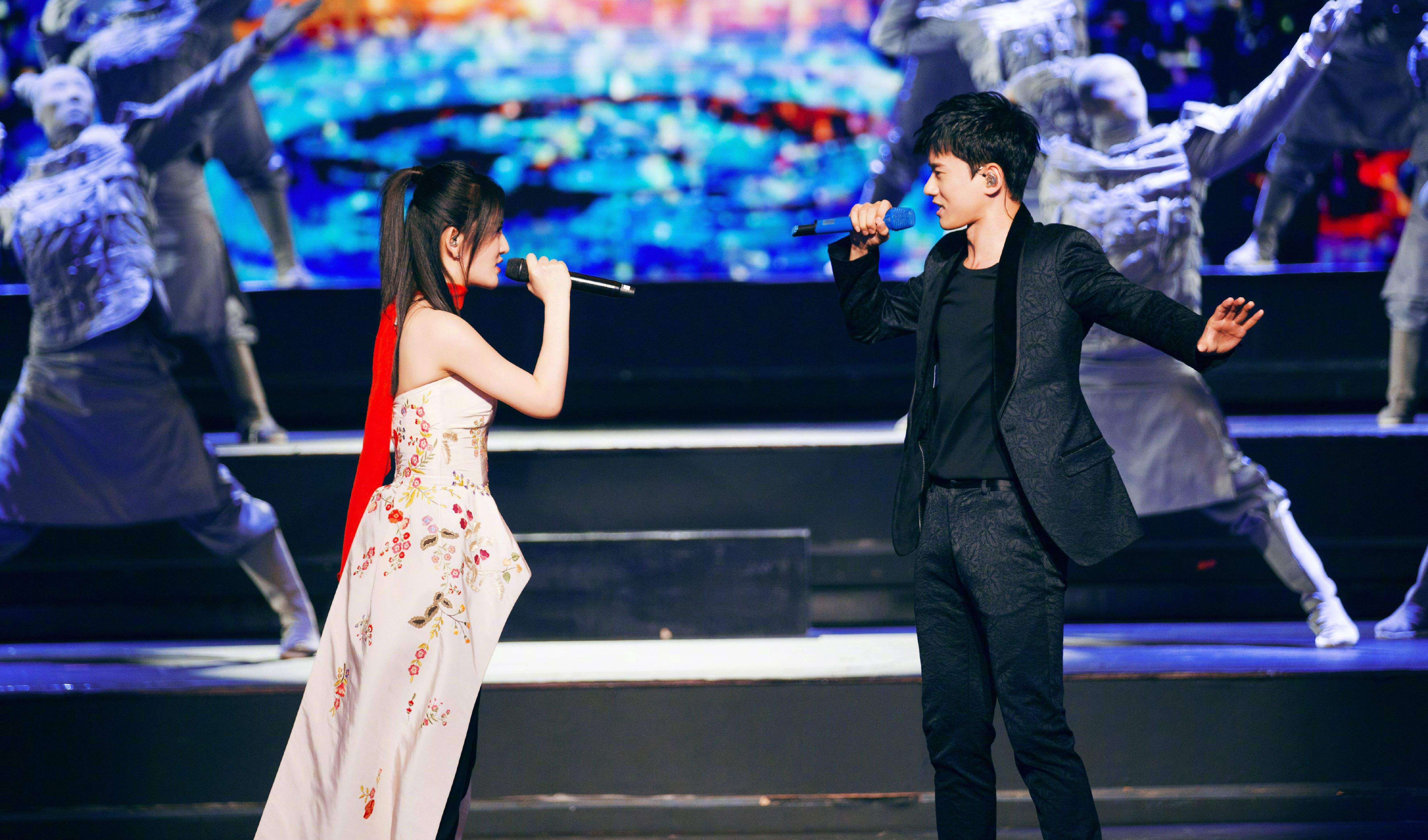 每次都要跑去现场听张杰的演唱会，谢娜浪漫旅行恩爱秀的有点犯规