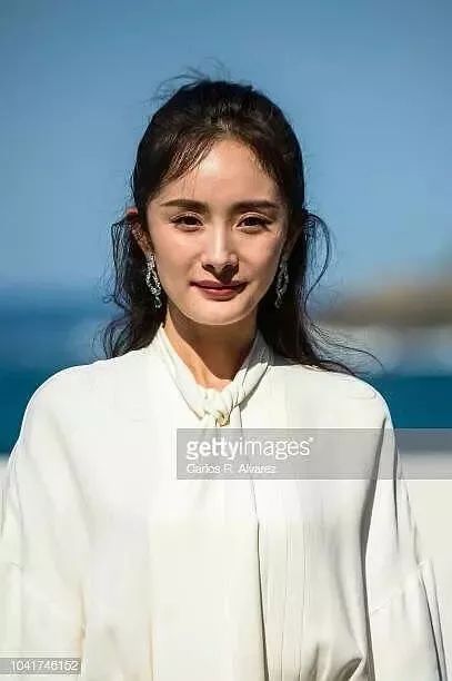 脸黑满脖子细纹?杨幂外网无P图太吓人,这是她